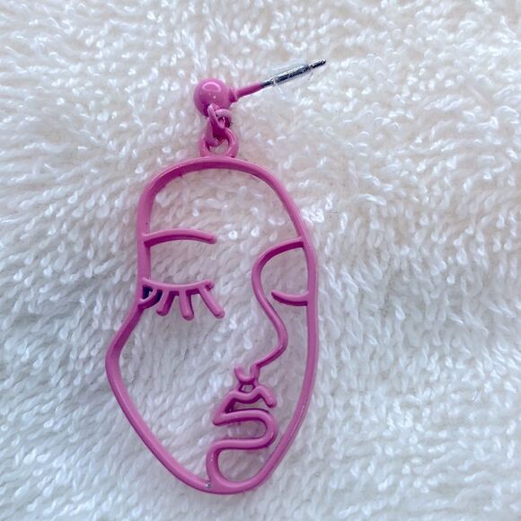 (5/$25 SALE ✅)Boho Artsy Retro Pink Angel Face Lightweight Post Dangle Earrings - Picture 2 of 3